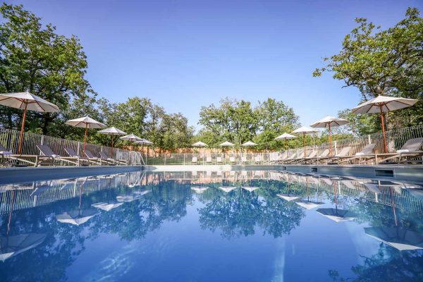 63bd727257ea3fda284150c8_piscine - vue longueur - hotel - le bois d'imbert -rocamadour